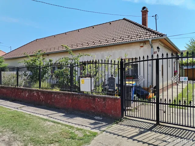 Eladó ház Kecskemét, Hunyadiváros 90 nm