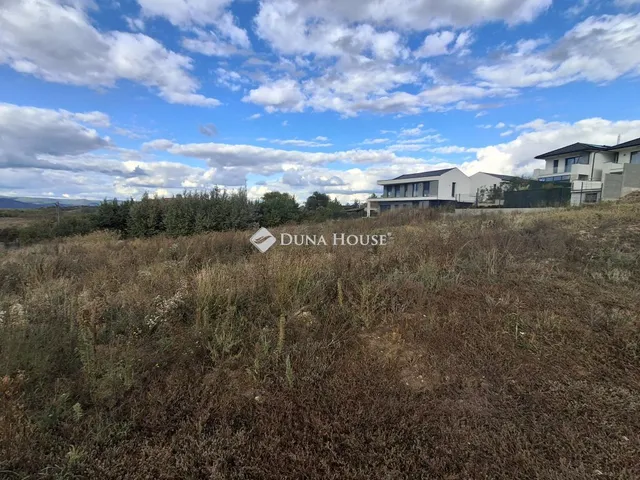 Eladó telek Üröm, Fenyves utca 912 nm