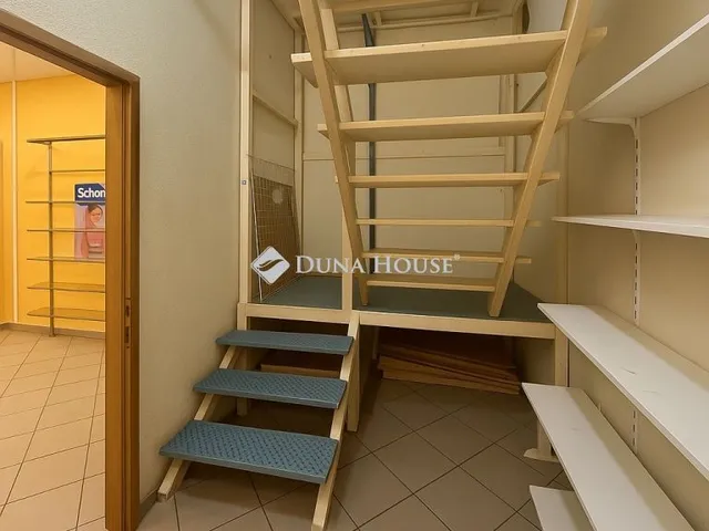 Eladó kereskedelmi és ipari ingatlan Budapest XV. kerület, Szentmihályi út 62 nm