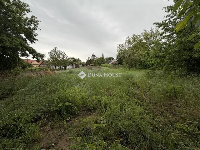 Eladó telek Kosd 698 nm