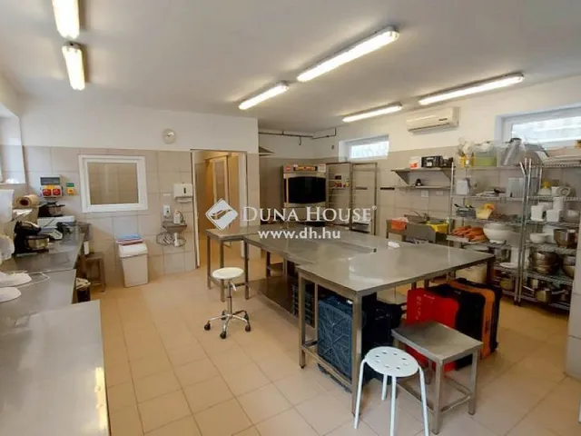 Eladó kereskedelmi és ipari ingatlan Fót 400 nm