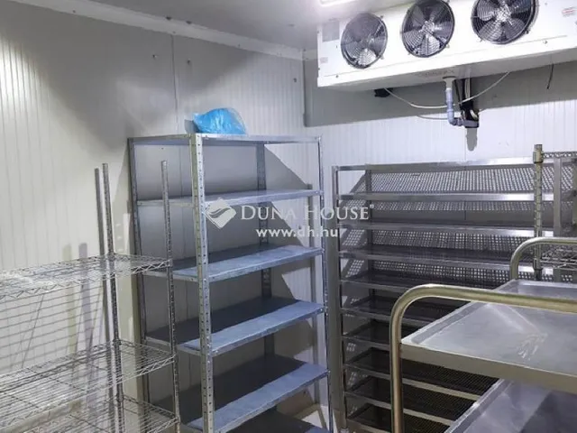 Eladó kereskedelmi és ipari ingatlan Fót 400 nm