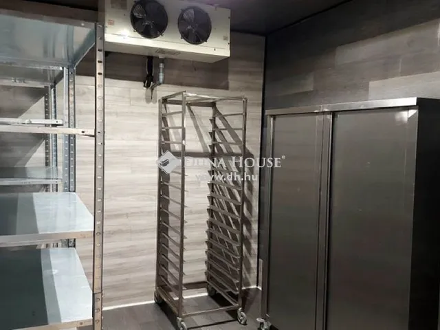 Eladó kereskedelmi és ipari ingatlan Fót 400 nm