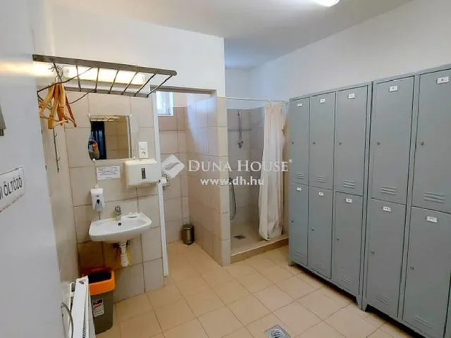 Eladó kereskedelmi és ipari ingatlan Fót 400 nm