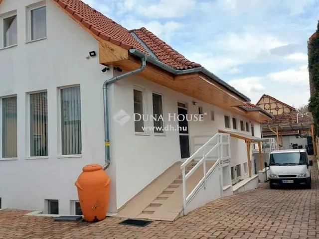 Eladó kereskedelmi és ipari ingatlan Fót 400 nm