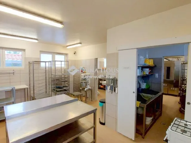 Eladó kereskedelmi és ipari ingatlan Fót 400 nm