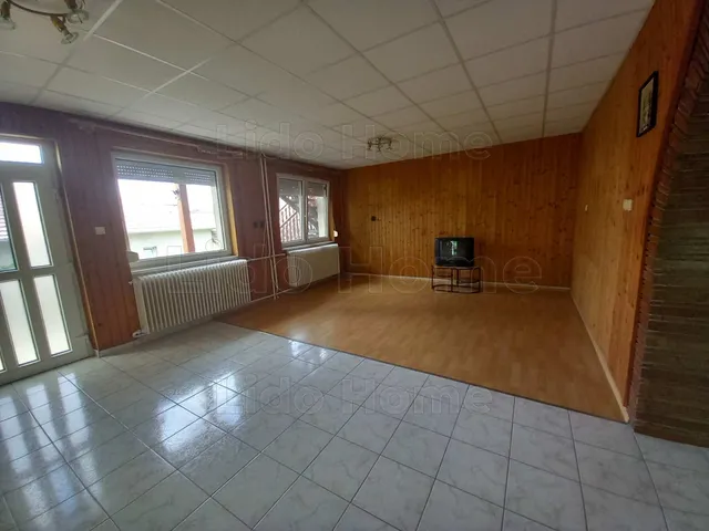 Eladó ház Bana 328 nm