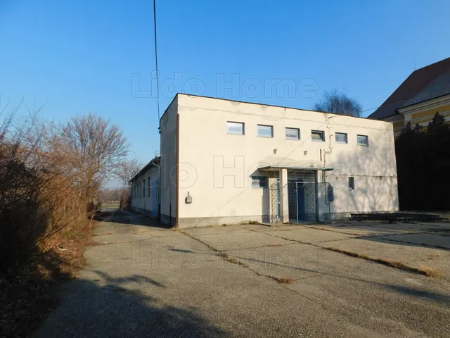 Eladó kereskedelmi és ipari ingatlan Győr, Győrszentiván 572 nm