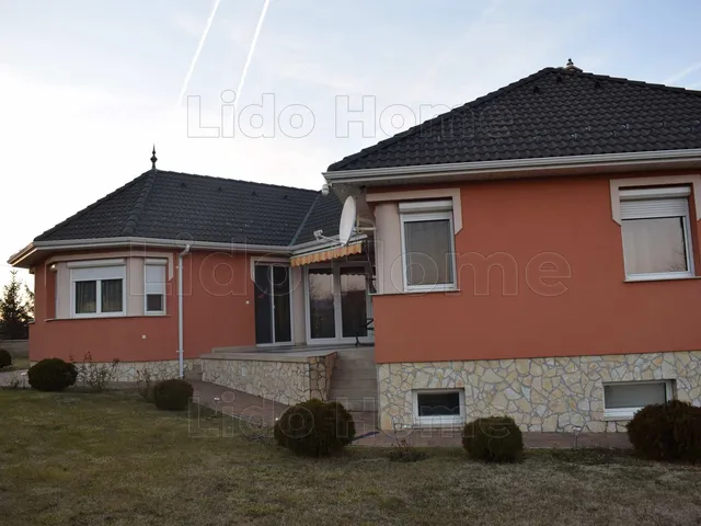 Eladó ház Bakonyszentlászló 220 nm