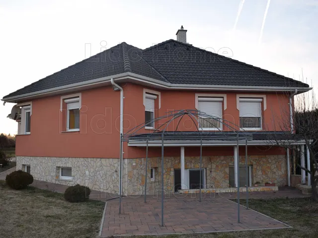 Eladó ház Bakonyszentlászló 220 nm