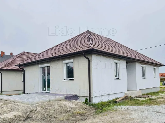 Eladó ház Pér 93 nm