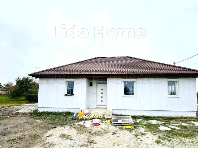 Eladó ház Pér 93 nm