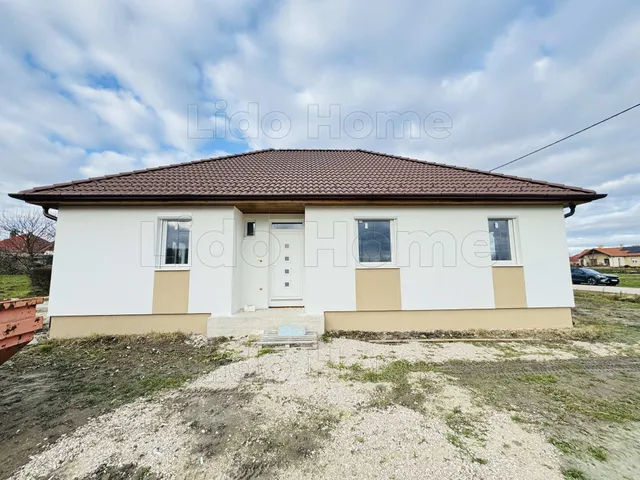 Eladó ház Pér 93 nm