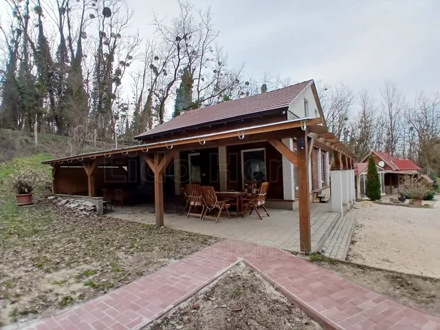 Eladó kereskedelmi és ipari ingatlan Bakonyszentlászló 270 nm