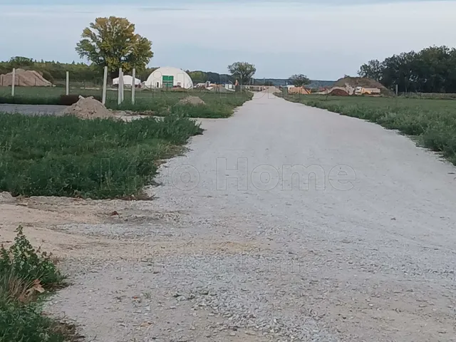 Kiadó kereskedelmi és ipari ingatlan Vámosszabadi 2400 nm
