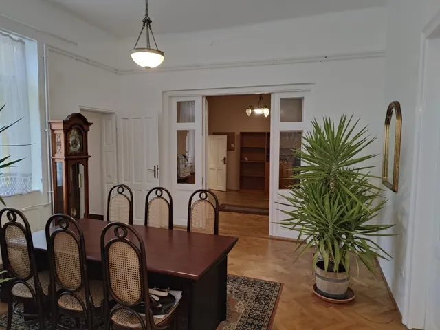 Eladó lakás Gyula, Béke sugárút 154 nm