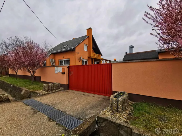 Eladó ház Nagyvenyim 210 nm