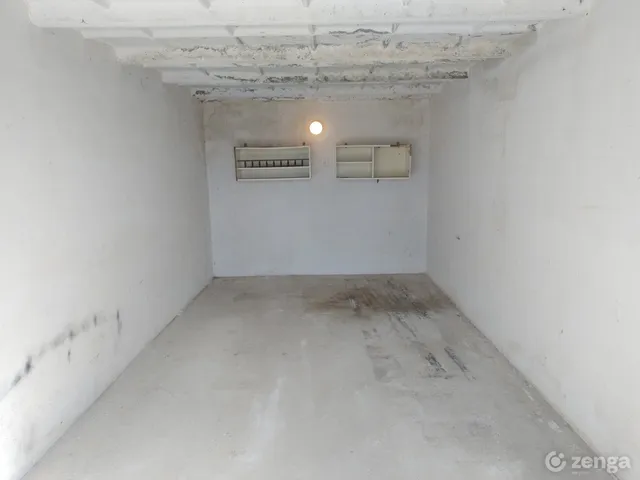 Kiadó garázs Székesfehérvár, Szedreskert 18 nm