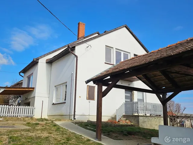 Eladó ház Hőgyész 180 nm
