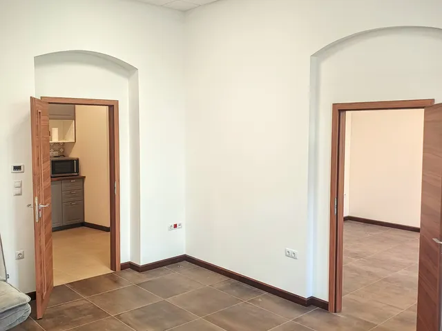 Kiadó kereskedelmi és ipari ingatlan Budapest V. kerület, Lipótváros 84 nm