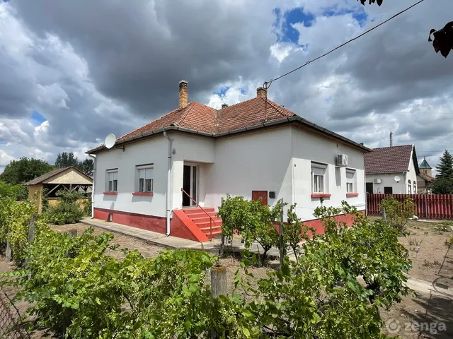 Eladó ház Kömpöc, Petőfi Sándor 13 125 nm