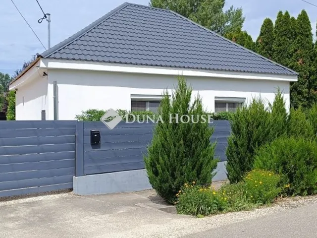 Eladó ház Úny 90 nm