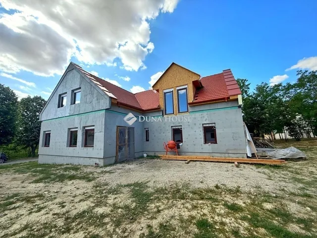 Eladó ház Vértesacsa 214 nm