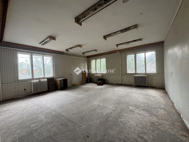 Eladó kereskedelmi és ipari ingatlan Váchartyán 540 nm