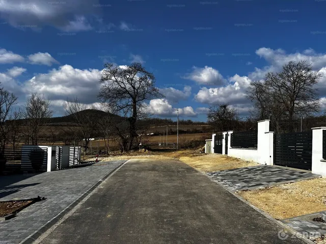 Eladó telek Üröm 861 nm