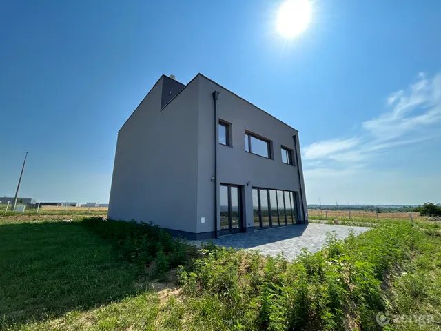 Kiadó kereskedelmi és ipari ingatlan Pécs, Simonyi károly u. 2 389 nm
