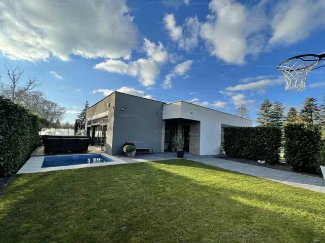 Eladó ház Szombathely, Középhegy 270 nm