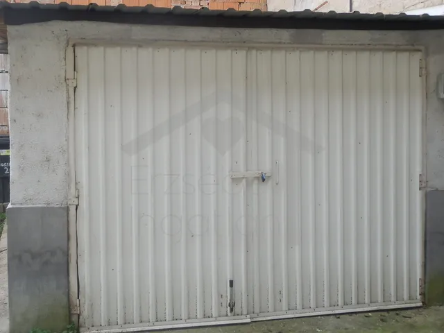 Eladó garázs Esztergom 18 nm