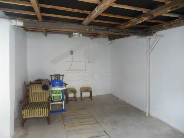 Eladó garázs Esztergom 18 nm