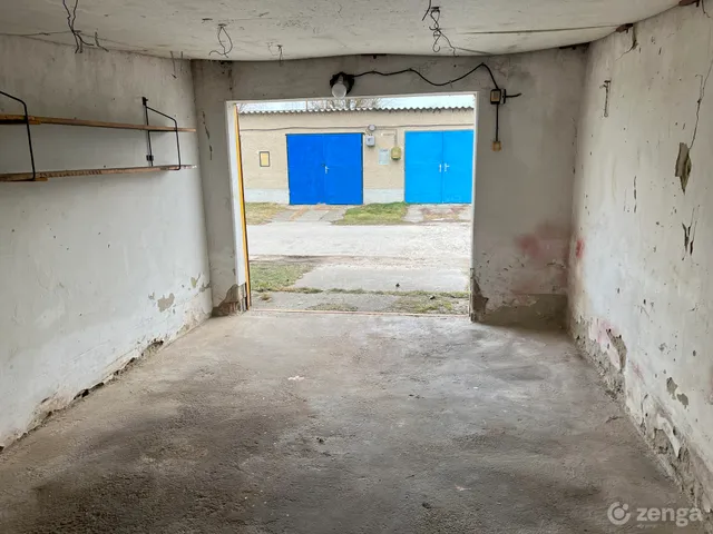 Eladó garázs Almásfüzitő, Nagykolónia 21 nm