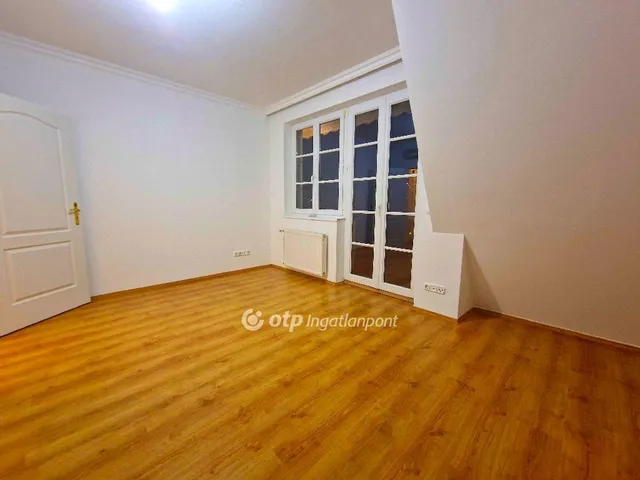 Eladó ház Budapest II. kerület, Máriaremete 350 nm