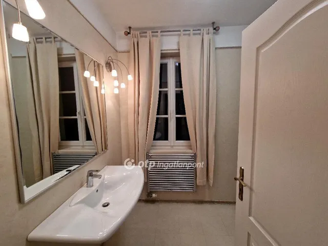 Eladó ház Budapest II. kerület, Máriaremete 350 nm