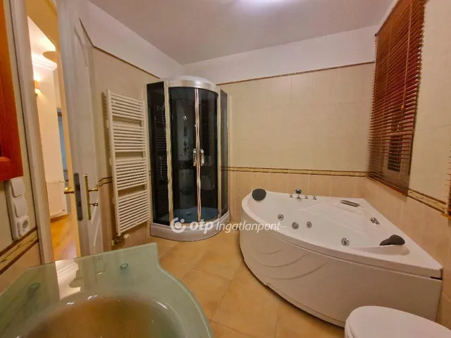 Eladó ház Budapest II. kerület, Máriaremete 350 nm