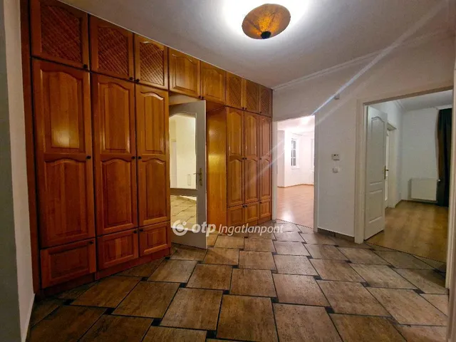 Eladó ház Budapest II. kerület, Máriaremete 350 nm