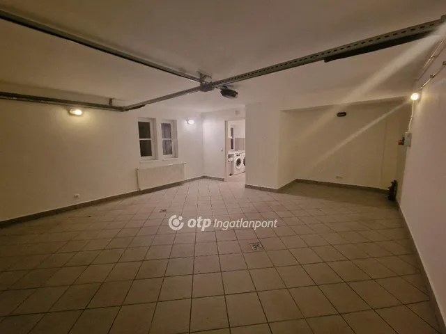 Eladó ház Budapest II. kerület, Máriaremete 350 nm