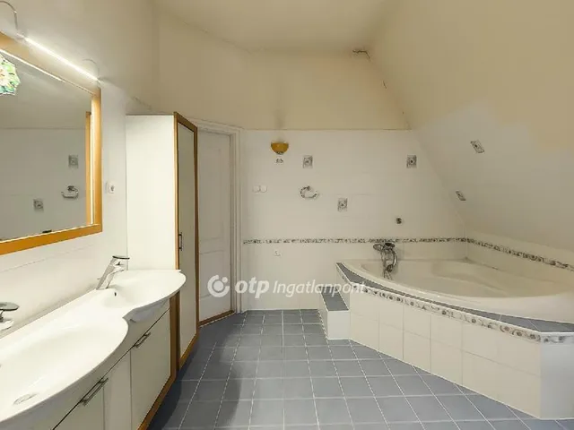 Eladó ház Budapest II. kerület, Pesthidegkút-Ófalu 270 nm