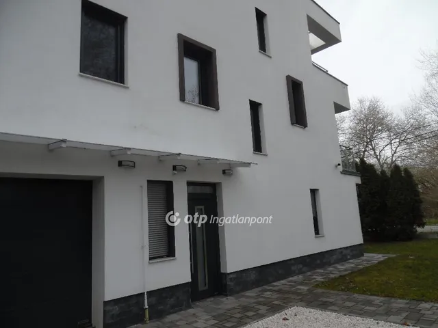 Eladó ház Budapest III. kerület, Békásmegyer 220 nm