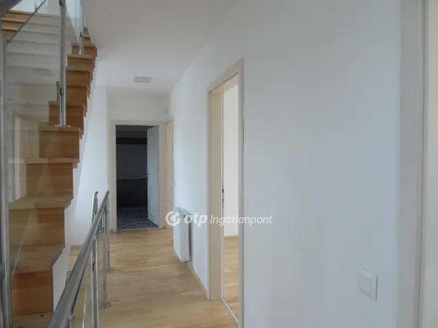 Eladó ház Budapest III. kerület, Békásmegyer 220 nm