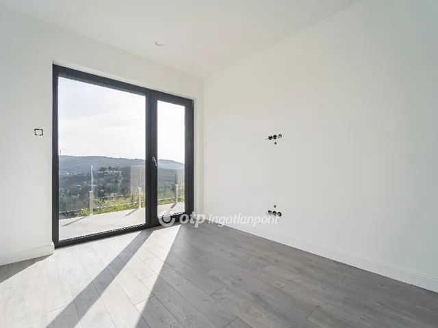 Eladó ház Budapest II. kerület, Máriaremete 250 nm