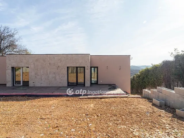 Eladó ház Budapest II. kerület, Máriaremete 250 nm