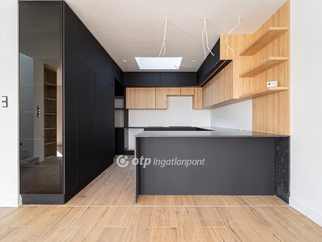 Eladó ház Budapest II. kerület, Máriaremete 250 nm