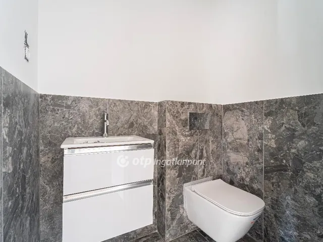 Eladó ház Budapest II. kerület, Máriaremete 250 nm