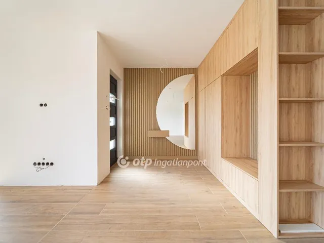 Eladó ház Budapest II. kerület, Máriaremete 250 nm