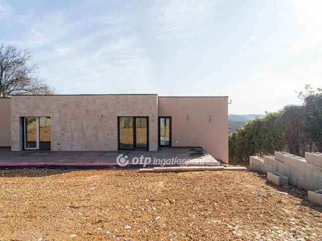 Eladó ház Budapest II. kerület, Máriaremete 250 nm