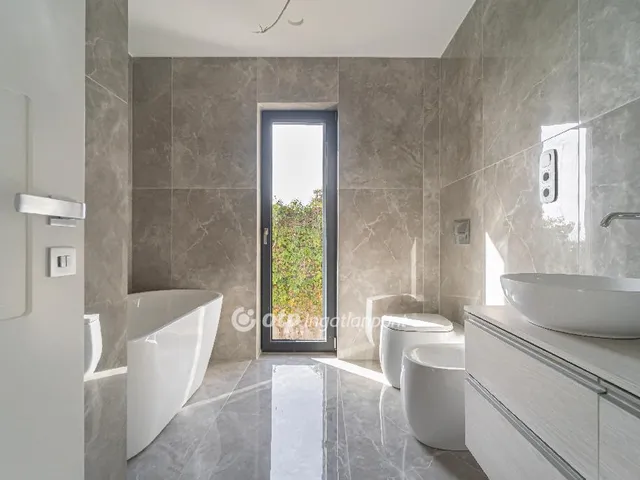 Eladó ház Budapest II. kerület, Máriaremete 250 nm