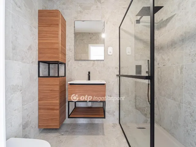 Eladó ház Budapest II. kerület, Máriaremete 250 nm